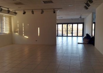 20170111_085015.jpg - Locale Commerciale Via de Gasperi 95/H, Lucca - foto 1