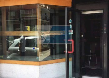 Negozio Via Roma, Solarino - foto 1