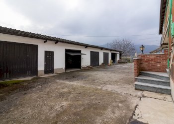 Cortile con i box auto - Semi-detached house Via Bernezzo, 88, Caraglio - photo 59