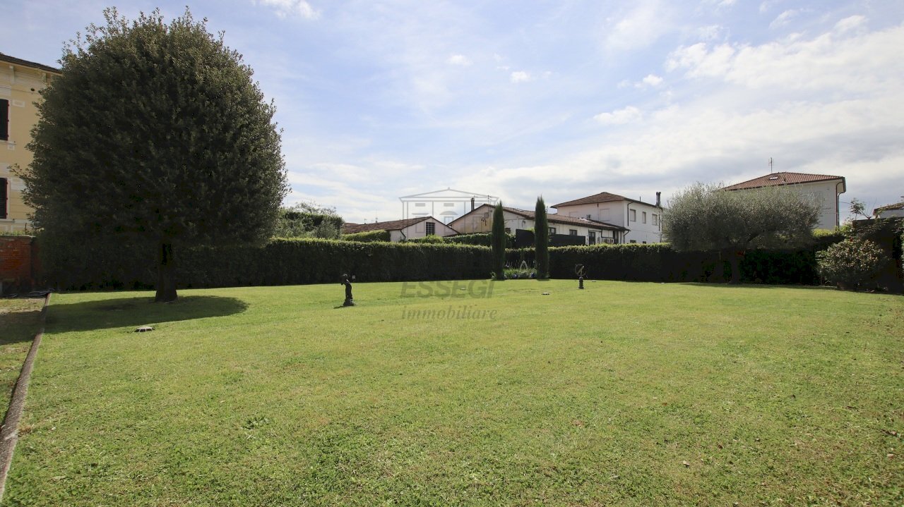 vendesi villa ristrutturata con giardino luccaIMG_ - Villa Lucca - foto 3