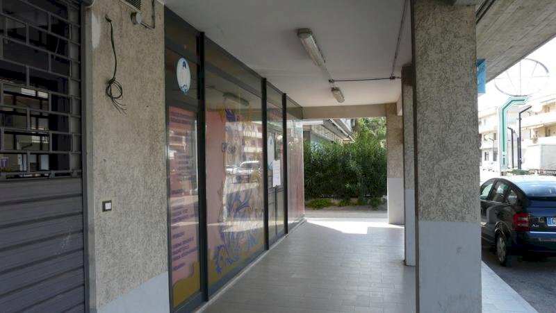 Locale Commerciale via fabio  filzi, Martinsicuro - foto 2