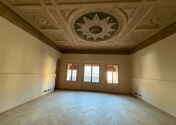 Ufficio via Pescherie Vecchie, 1, Bologna (zona Centro Storico) - foto 1