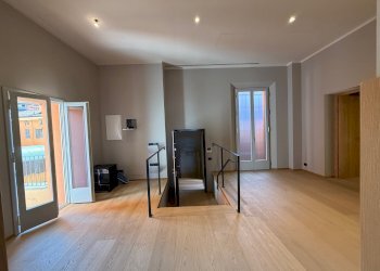 Ufficio via Pescherie Vecchie, 1, Bologna (zona Centro Storico) - foto 1