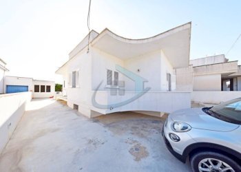 Facciata - Casa indipendente via della Resistenza, 6, Gagliano del Capo - foto 25