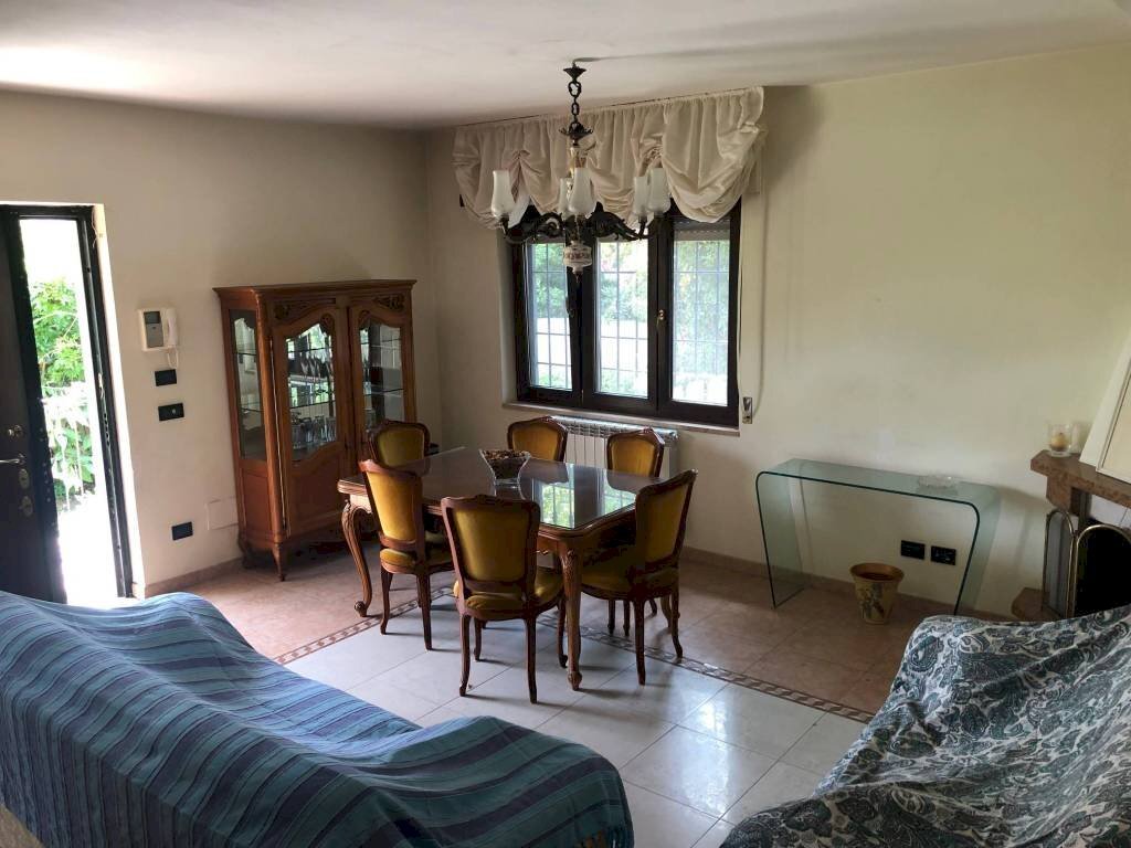 Sala da pranzo - Villa via Giuseppe Lugli, Roma (neighborhood Lido di Ostia) - photo 3