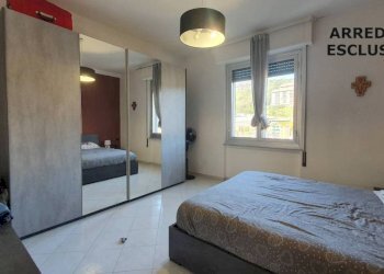 Camera da letto - Bilocale via Aurelio Robino, 18, Genova (zona Marassi) - foto 8