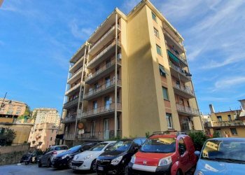 Facciata - Bilocale via Aurelio Robino, 18, Genova (zona Marassi) - foto 10