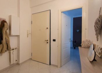 Ingresso - Bilocale via Aurelio Robino, 18, Genova (zona Marassi) - foto 2