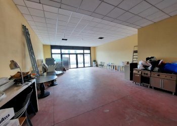 20220413_160504.jpg - Locale Commerciale Via Sorbano del Giudice, Lucca - foto 1