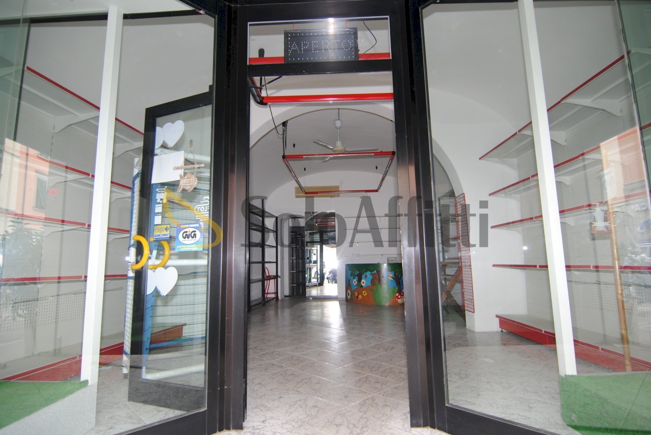 INGRESSO CON VETRINE - Commercial Premises Livorno - photo 1