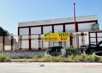 Vista fronte esterno capannone - Locale Commerciale Viale Biagio Accolti Gil 22, Bari - foto 6