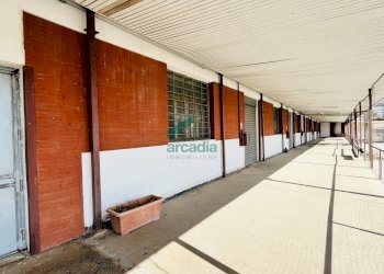 Vista spazio sotto pensilina - Locale Commerciale Viale Biagio Accolti Gil 22, Bari - foto 7