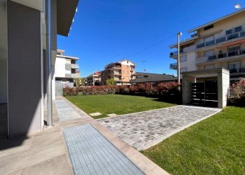 Giardino - Quadrilocale via Nino Berrini, Cuneo (zona Donatello) - foto 3