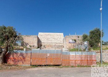 Facciata - Negozio via Liguria, Cisternino - foto 1