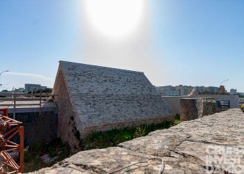 Facciata - Negozio via Liguria, Cisternino - foto 4