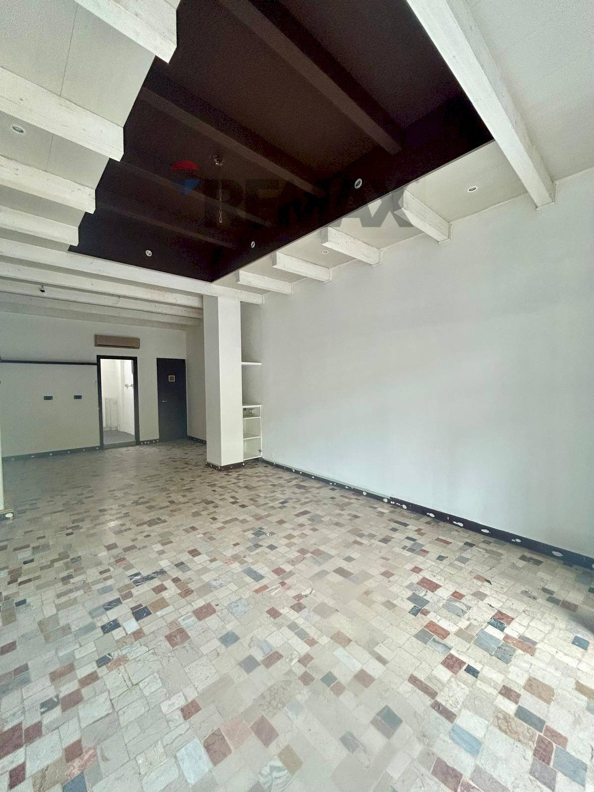Shop Via XX settembre, 30
Centro storico, Brescia (neighborhood Centro Storico) - photo 2