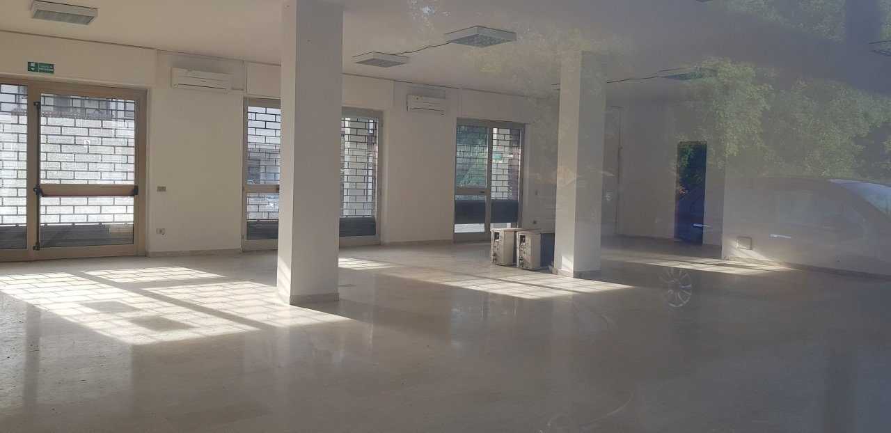 sala - Locale Commerciale Via del Raffaellesco snc, Deruta - foto 1