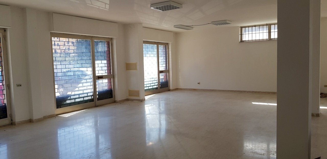 sala - Locale Commerciale Via del Raffaellesco snc, Deruta - foto 2