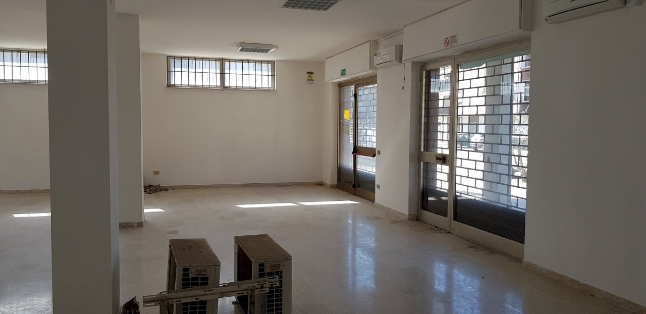 sala - Locale Commerciale Via del Raffaellesco snc, Deruta - foto 3