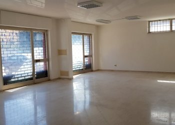 sala - Locale Commerciale Via del Raffaellesco snc, Deruta - foto 2