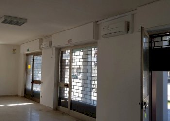 vetrina - Locale Commerciale Via del Raffaellesco snc, Deruta - foto 4