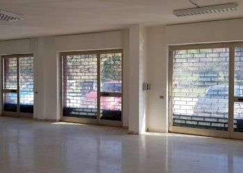 vetrina - Locale Commerciale Via del Raffaellesco snc, Deruta - foto 5