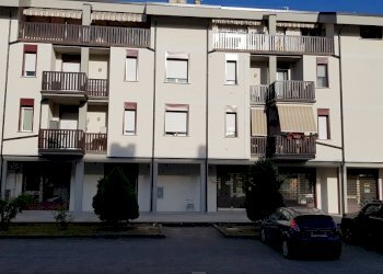 facciata - Locale Commerciale Via del Raffaellesco snc, Deruta - foto 11