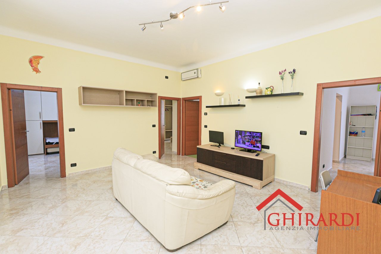 1.3 soggiorno .jpg - Appartamento VIA CHIARAVAGNA 9, Genova (zona Sestri Ponente) - foto 3