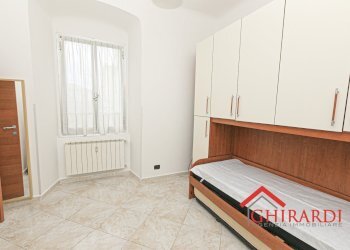 4.4 camera 2.jpg - Appartamento VIA CHIARAVAGNA  9, Genova (zona Sestri Ponente) - foto 29