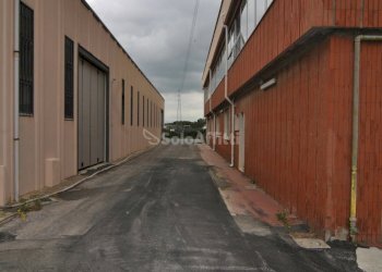 STRADA DI ACCESSO A PIAZZALE SU RETRO - Capannone Collesalvetti - foto 12