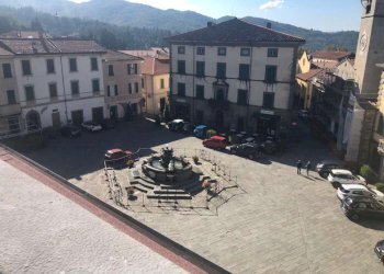 appartamento con terrazzo fivizzano centro piazza  - Appartamento piazza Vittorio Emanuele, Fivizzano - foto 2