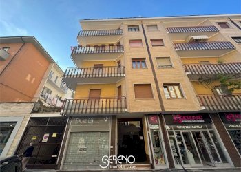 Negozio via XVIII Aprile 23, Cuneo (zona Centro) - foto 1