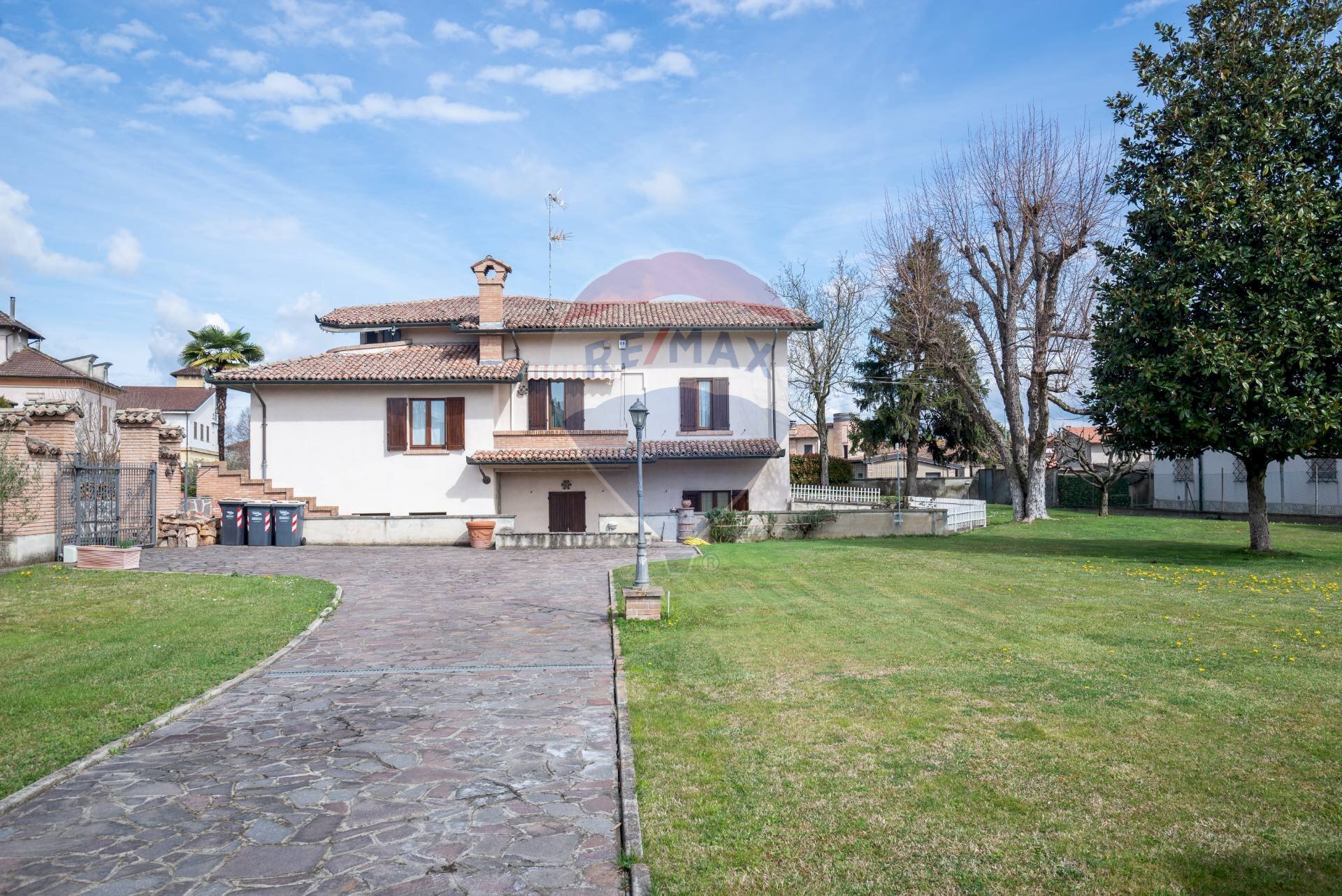 Villa Via Dante Alighieri, 55 
 Sale, Sale - foto 1
