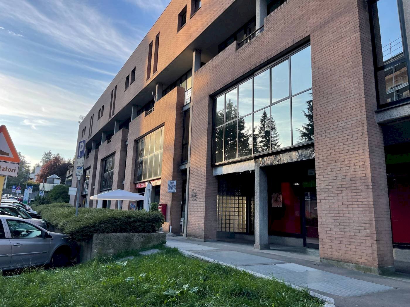 esterno 1 - Shop via San Michele, 2, Varese - photo 2