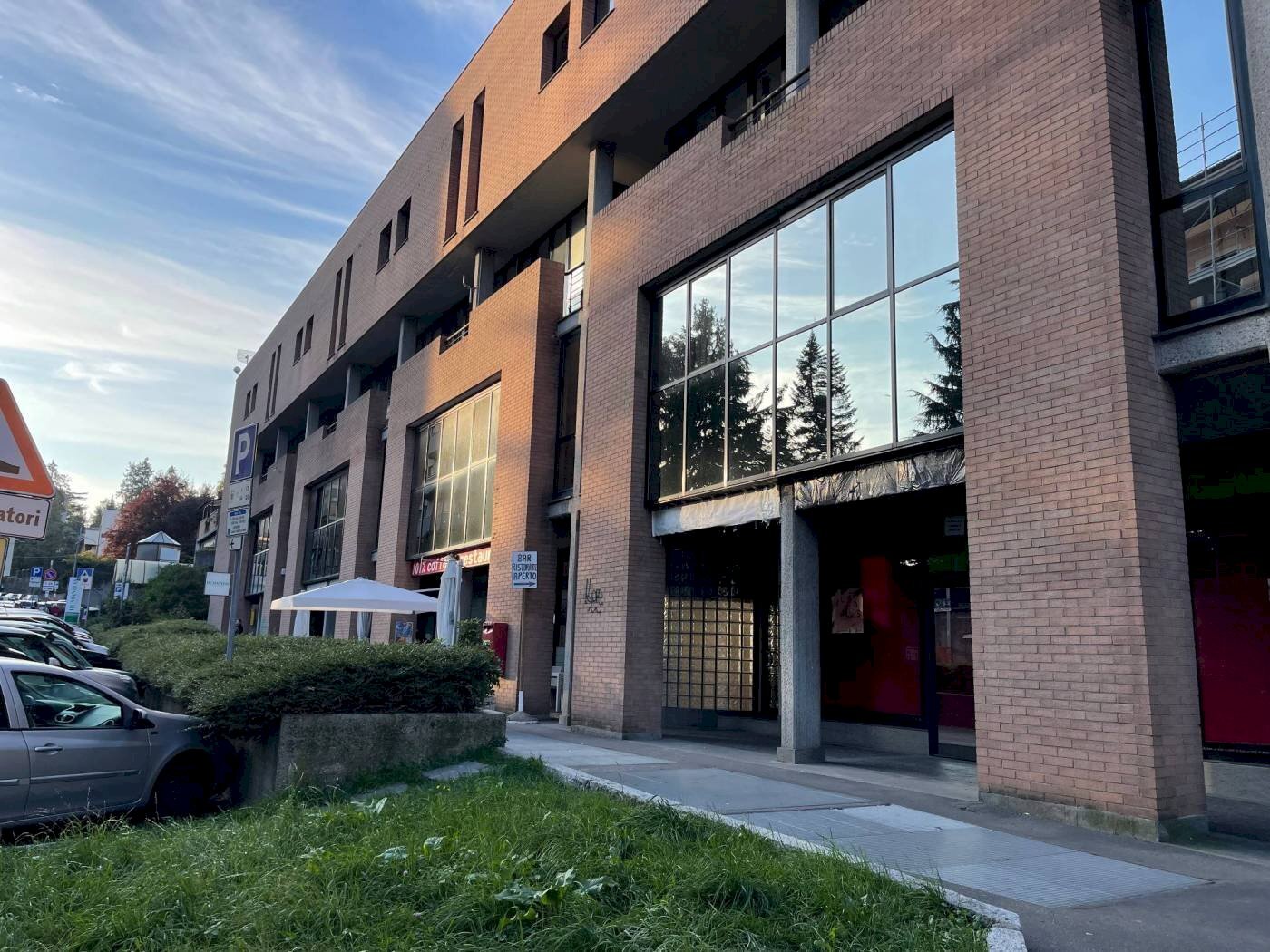 esterno 2 - Shop via San Michele, 2, Varese - photo 3