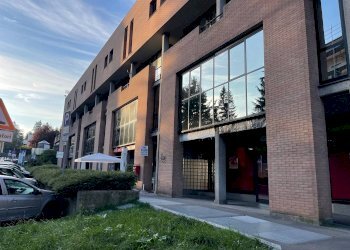 esterno 2 - Negozio via San Michele, 2, Varese - foto 3