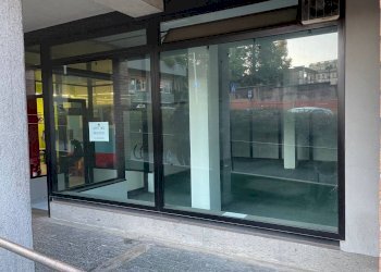 vetrina - Negozio via San Michele, 2, Varese - foto 4