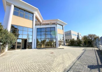 facciata e piazzale di ingresso - Commercial Premises Via dell' Artigianato 45, Livorno - photo 1