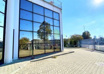 facciata e piazzale di ingresso - Commercial Premises Via dell' Artigianato 45, Livorno - photo 12