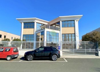 facciata e piazzale di ingresso - Commercial Premises Via dell' Artigianato 45, Livorno - photo 13