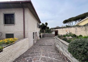 Facciata - Villa via Pasquale Crazzolara, Roma (neighborhood Lido di Ostia) - photo 2