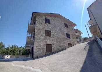 facciata - Villa Via Piano delle Castagne 92, Roccamorice - foto 3