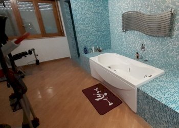 vasca e doccia.jpg - Bilocale Via Colleorbo 13, Palazzolo Acreide - foto 5