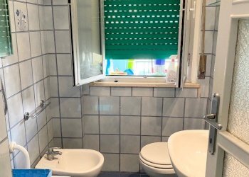 BAGNO FINESTRATO CON DOCCIA - Appartamento Via Carlo Pisacane 100, Pescara - foto 9