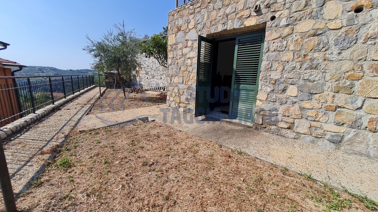 20220722_101223.jpg - Magazzino strada per i piani, Castellaro - foto 2