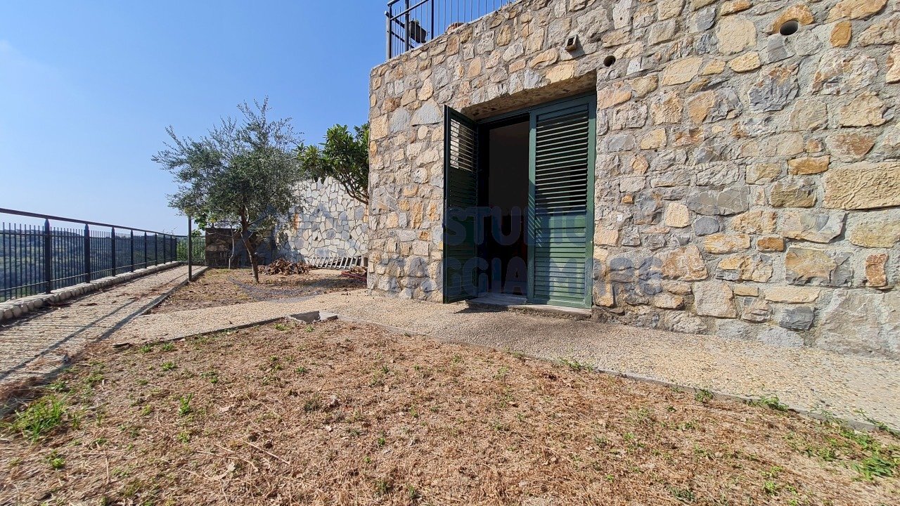 20220722_101227.jpg - Magazzino strada per i piani, Castellaro - foto 3