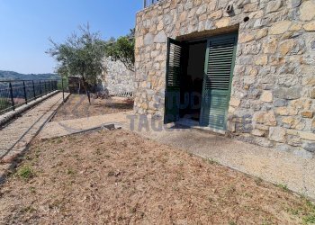 20220722_101223.jpg - Magazzino strada per i piani, Castellaro - foto 2