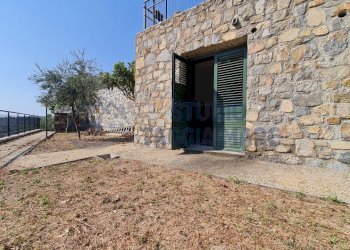 20220722_101227.jpg - Magazzino strada per i piani, Castellaro - foto 3