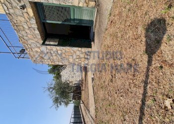 20220722_101230.jpg - Magazzino strada per i piani, Castellaro - foto 4