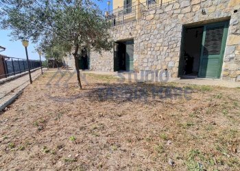 20220722_101443.jpg - Magazzino strada per i piani, Castellaro - foto 9